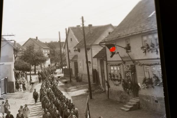drei alte Negative - SA Marsch durch mir unbekannte geschmückte Stadt - Werbung Ausstellung Wohnräume Georg John.